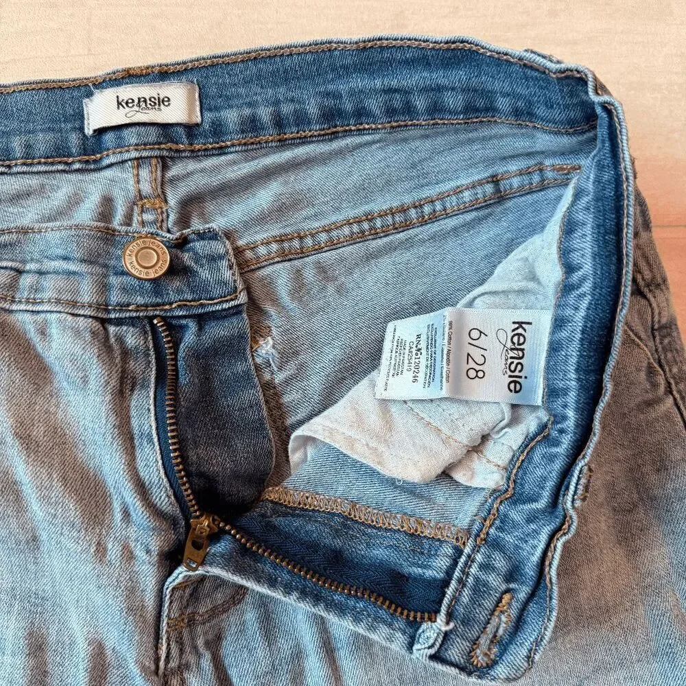 Kensie Long Shorts Distressed Denim Light Wash 6/28 Raw Hem Pockets Button Zip